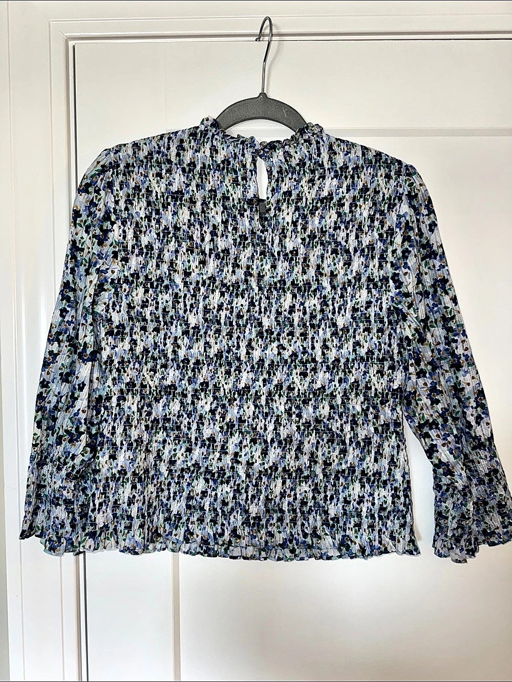 Veronica Beard Kali Floral Smocked Top Blue & White Size 6 Like New - Picture 3 of 6